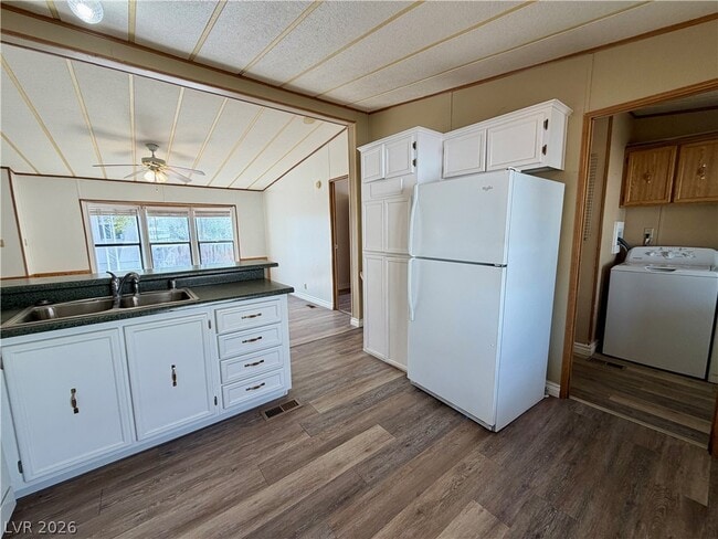 Building Photo - 230 Shoshone Ln