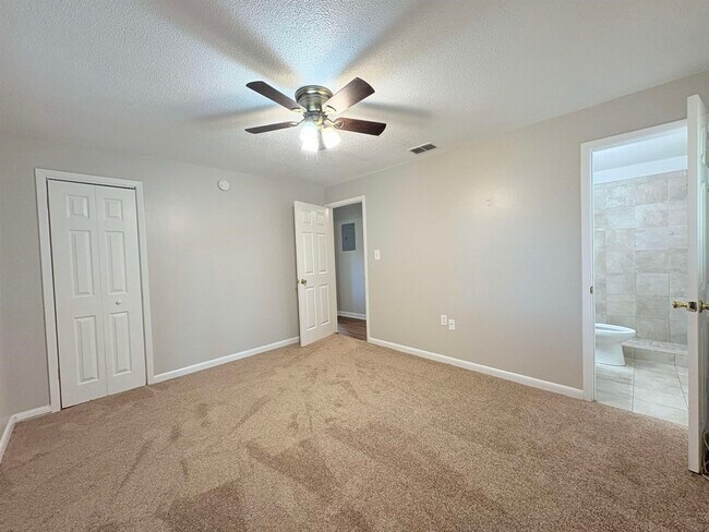 Building Photo - 2922 Oakwood Dr