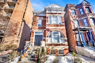 Building Photo - 2329 N Geneva Terrace