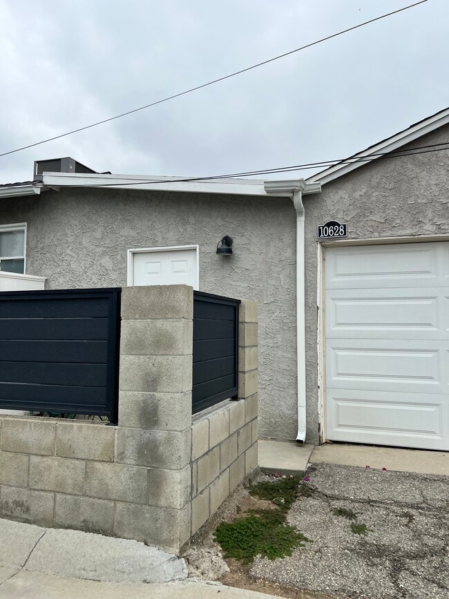 Building Photo - 10628 Genesta Ave