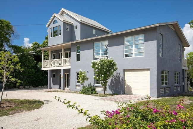 Building Photo - 9 Blue Water Dr