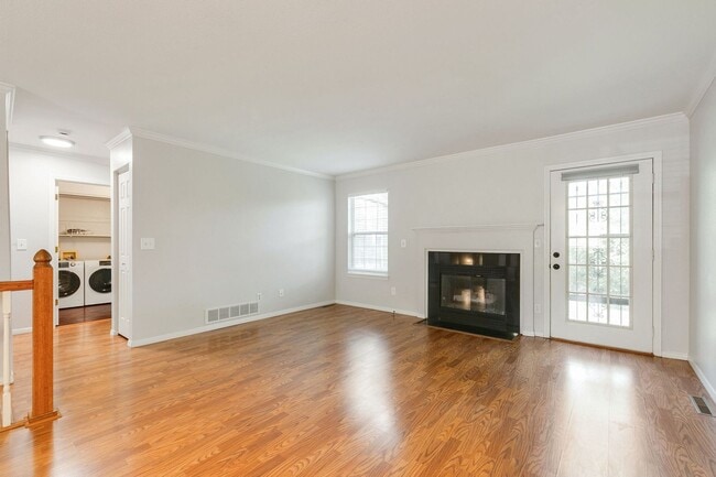 Building Photo - Updated 3-Bedroom Townhome in Ideal Location