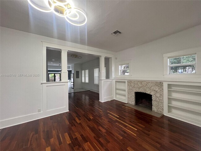 Building Photo - 130 SW 1st Ave