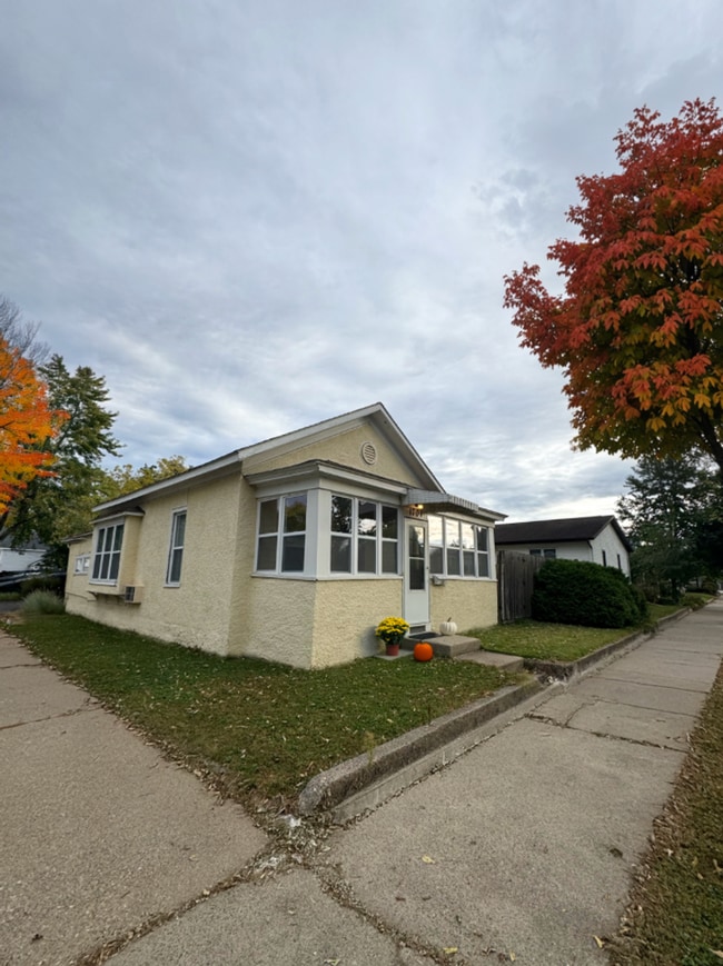 Primary Photo - Must-See Rental! 2 bed, 1 bath La Crosse H...