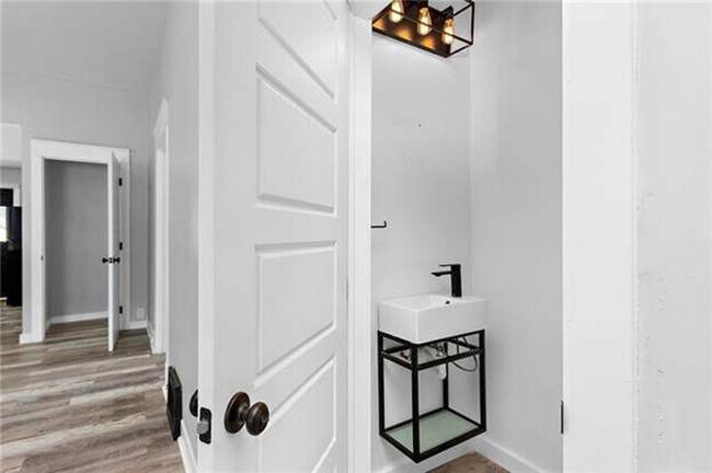 Building Photo - Charming 3 Bed, 3 Bath Bungalow in Independence!