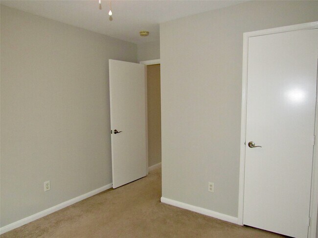 Building Photo - 3231 Stoneydale Ln