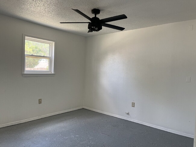 Building Photo - Huge Backhouse Barn