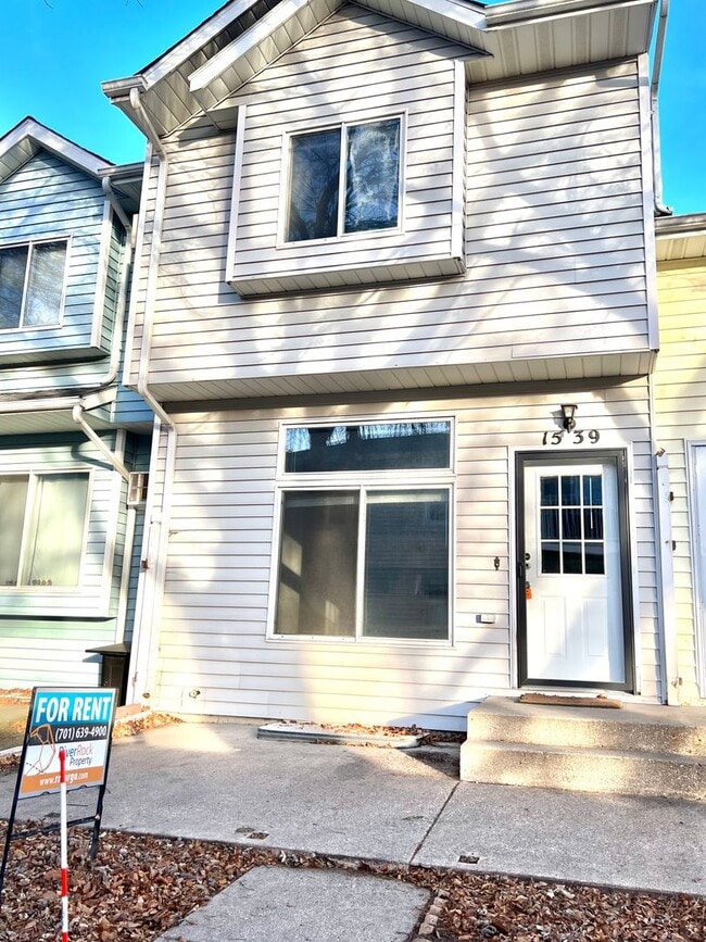 Building Photo - 3 bed, 2 bath Townhome - 1 Month Free on a 12-Month Lease!