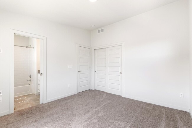 Building Photo - 10069 Town Ridge Ln
