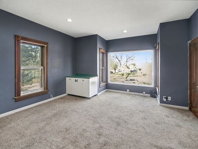 Building Photo - 6801 Lexington Ave