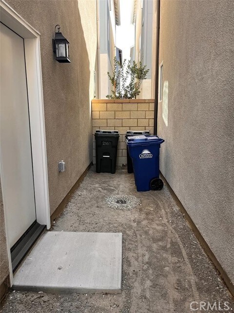 Building Photo - 2557 E Lincoln Paseo