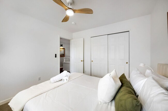 Building Photo - 2 BDR Gorgeous Updated Townhome with Huge Garden