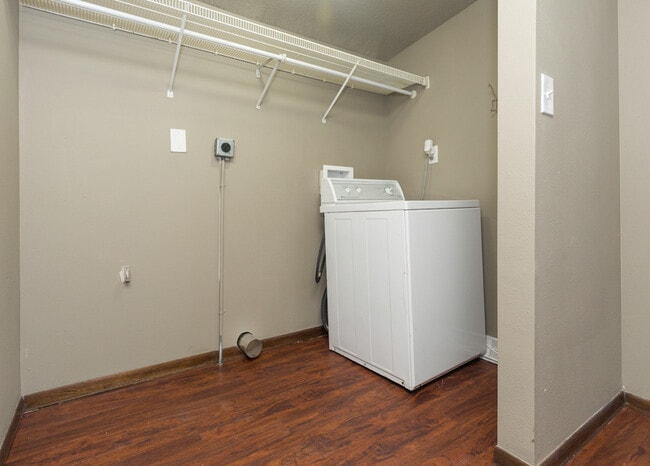 Building Photo - 2 Bedroom 1 Bath - Pyramid Properties!!