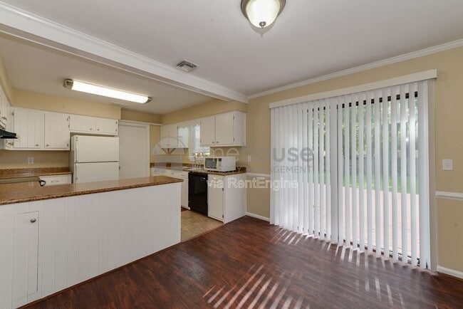 Building Photo - 290 Sedgefield Ave