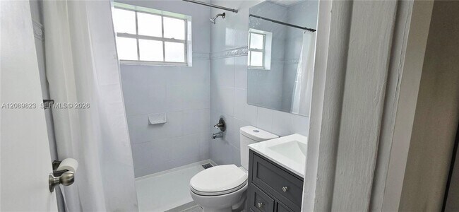 Building Photo - 580 W 34th Pl