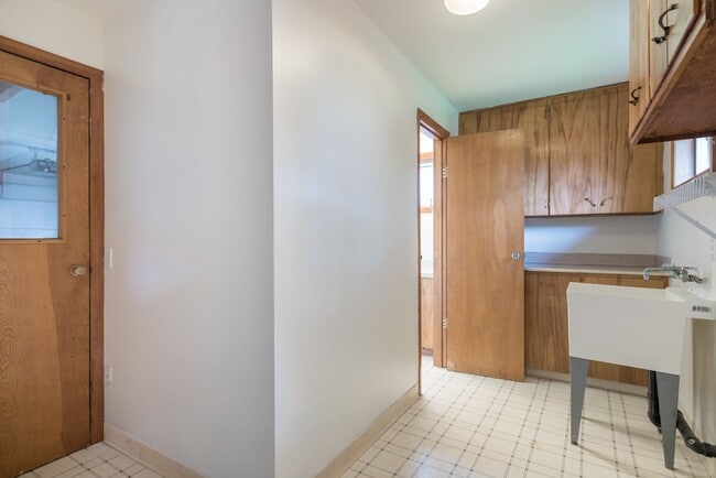 Building Photo - $500 move-in incentive! Awesome 3-bdrm/2-bath duplex in heart of Hillsboro—Laundry hook ups, atta...