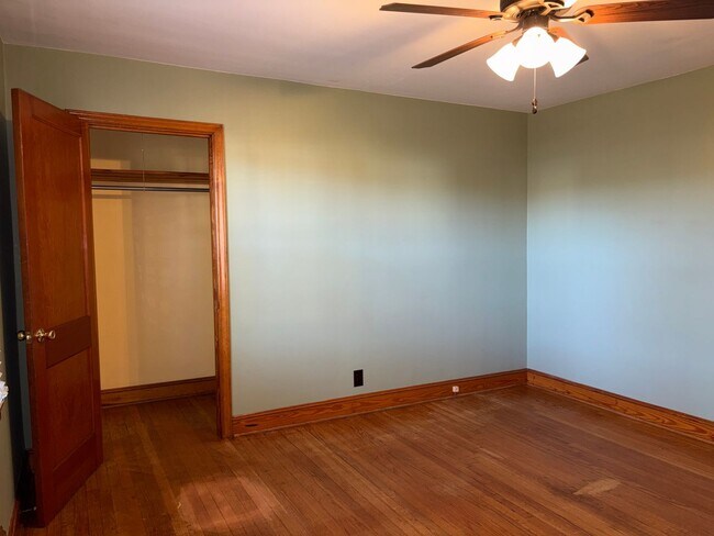 Building Photo - 3 Bedroom, 1.5 Bathroom House in Winston-S...
