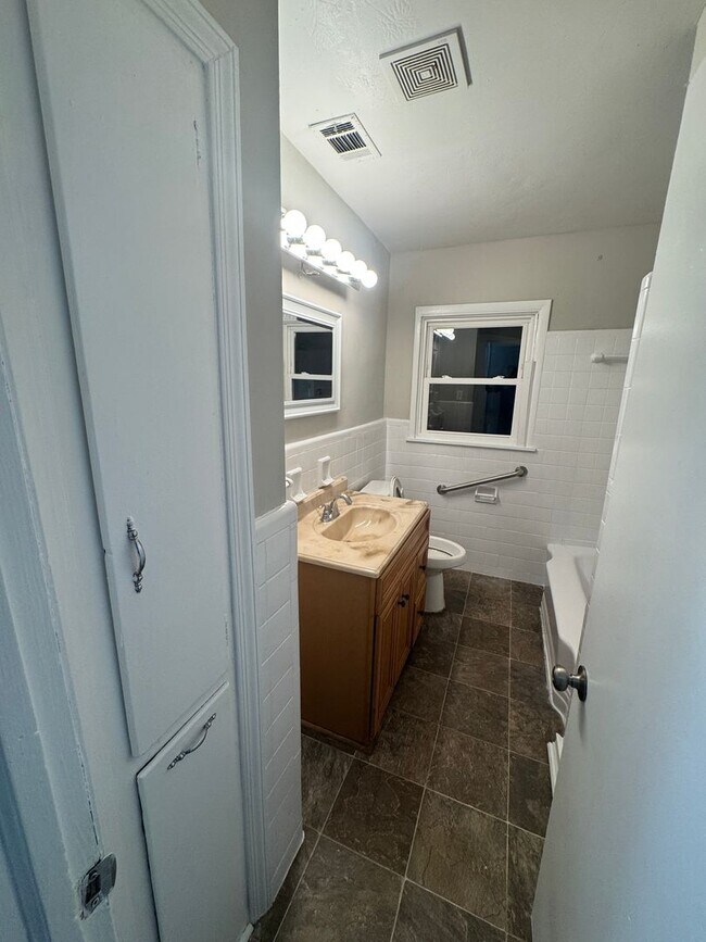 Building Photo - Move in Special!!!! 3/1 Home with bonus room!