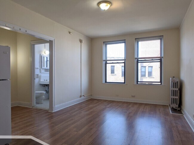 Building Photo - 3335 W Diversey Ave
