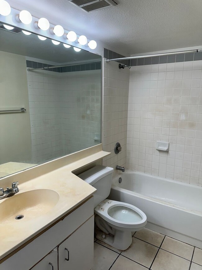 Building Photo - Parkglen, 2 bedroom, 2 bath Ground floor u...