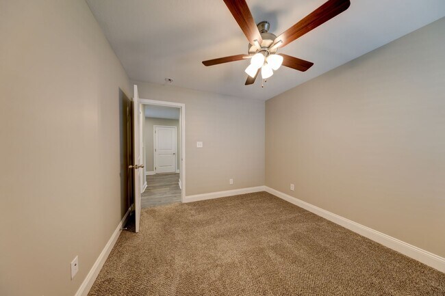 Building Photo - Sharp 3 bed 2 bath with Bonus room and nice fenced yard.