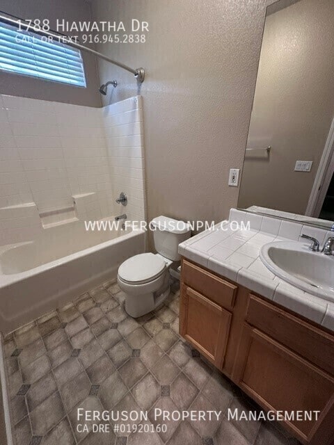 Building Photo - 1788 Hiawatha Dr
