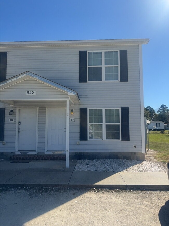 Building Photo - Adorable 2 Bedroom, 2 Bath Townhome-643 Fo...