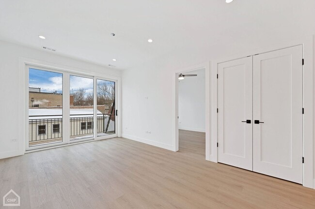 Building Photo - 3322 N Halsted St