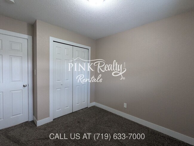 Building Photo - 2545 Lelaray St