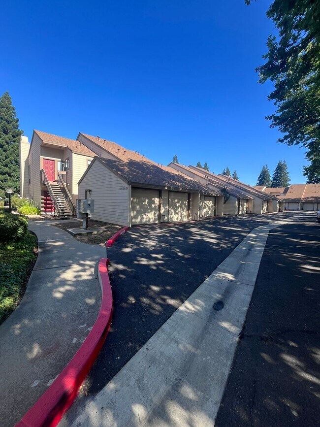 Building Photo - NICE UPDATED CONDO IN ROLLINGWOOD POINTE!!