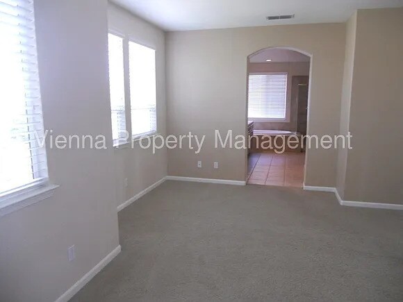 Building Photo - 6768 Maple Creek Dr