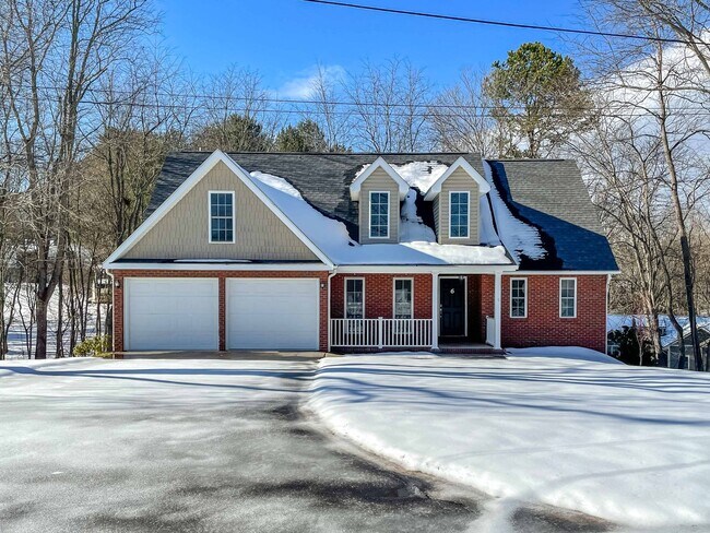 Building Photo - Spacious Four-Bedroom in Candler