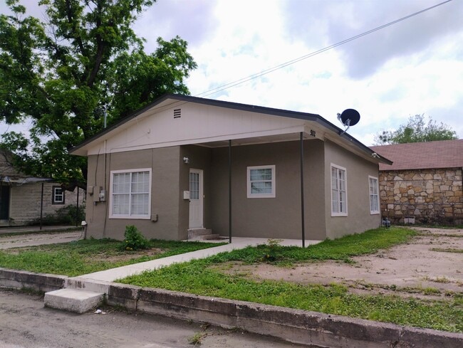 Building Photo - 502 W Dignowity St