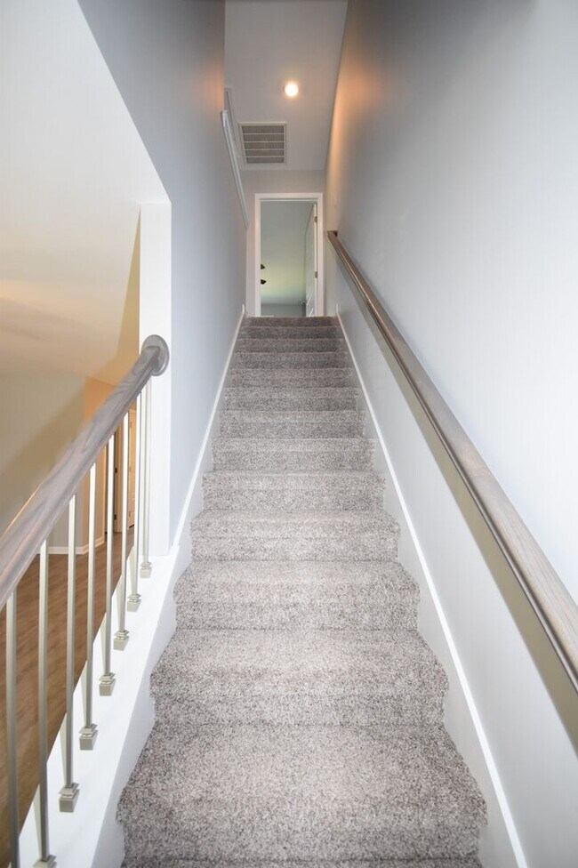 Building Photo - The Stowe Court Dog Friendly Condo for rent!