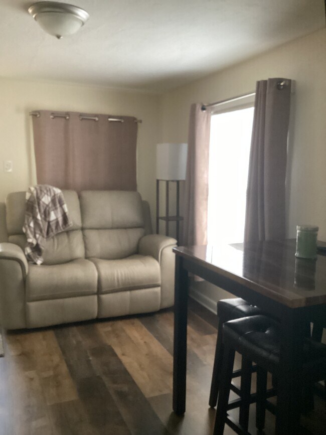 Building Photo - 2-1512 E Routt Ave