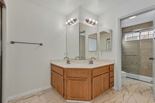 Building Photo - Updated Family Spacious Home w/ Fenced in ...
