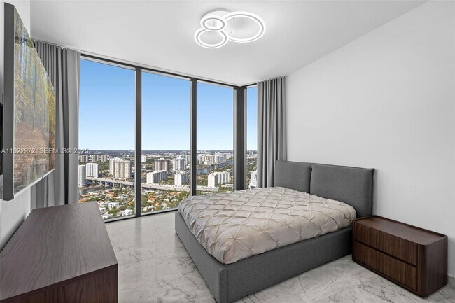 Building Photo - 18555 Collins Ave