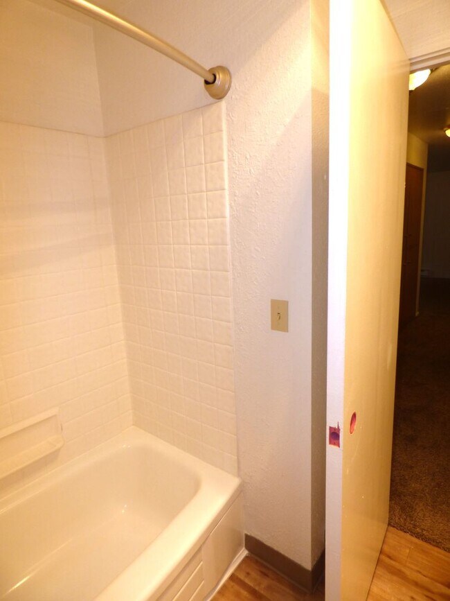 Building Photo - Rent Special: 1/2 Off April's Rent!! - Downstairs 2 Bedroom Unit