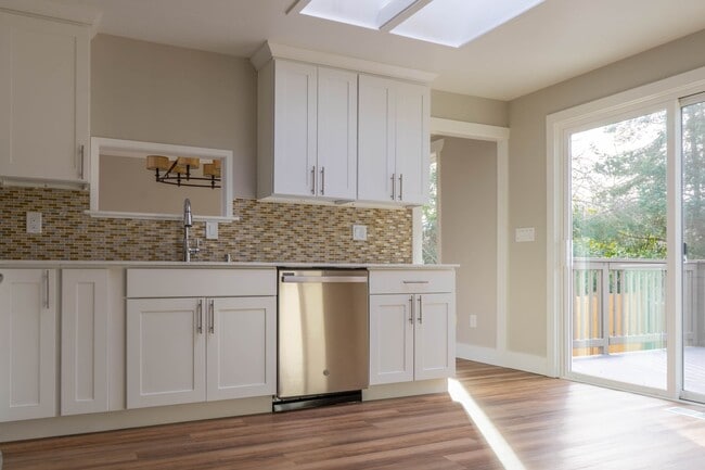 Building Photo - Fantastic Fairwood Home - Impressive interiors and lots of space