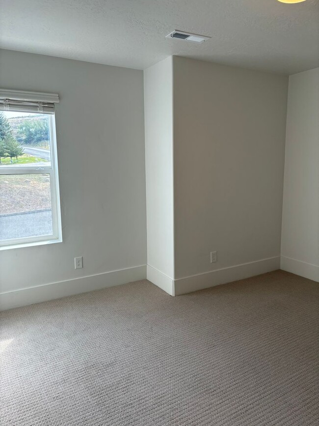 Building Photo - 2 bedroom 2.5 bath townhome
