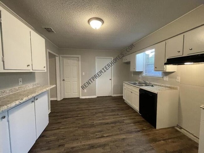 Building Photo - 7400 Debbie Dr