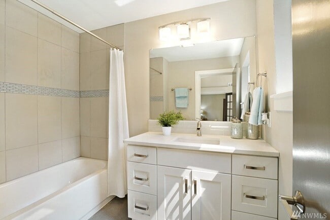 Building Photo - Gorgeous 4 Bedroom, 4 Bath +Bonus Room in Richland Heights