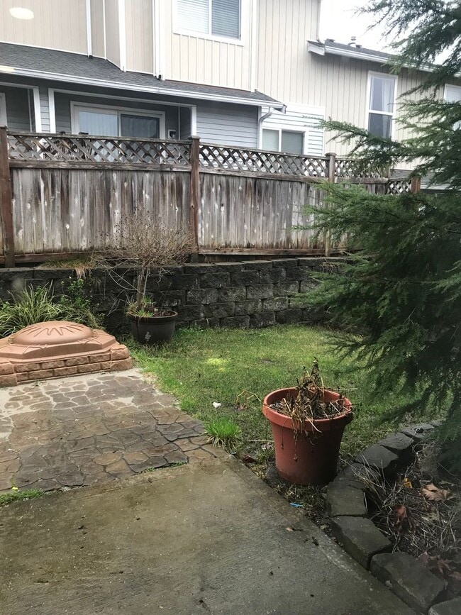 Building Photo - 4 Bed 3 Bath Gated Townhome Near Maplewood Golf