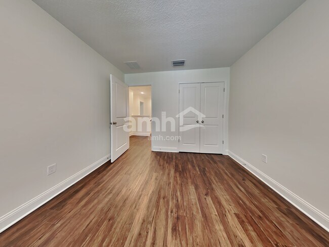 Building Photo - 390 Banyan Frst Dr