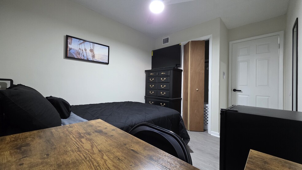 Building Photo - 1343 Poppy Ave