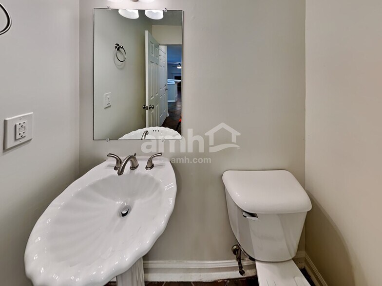 Building Photo - 4972 Hopeland Dr