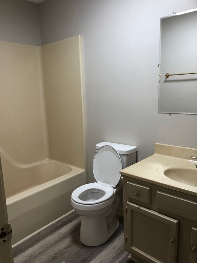 Building Photo - Downtown 2 Bedroom Apartment