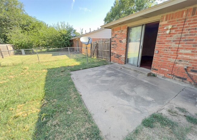 Building Photo - 1303 N Fretz Ave