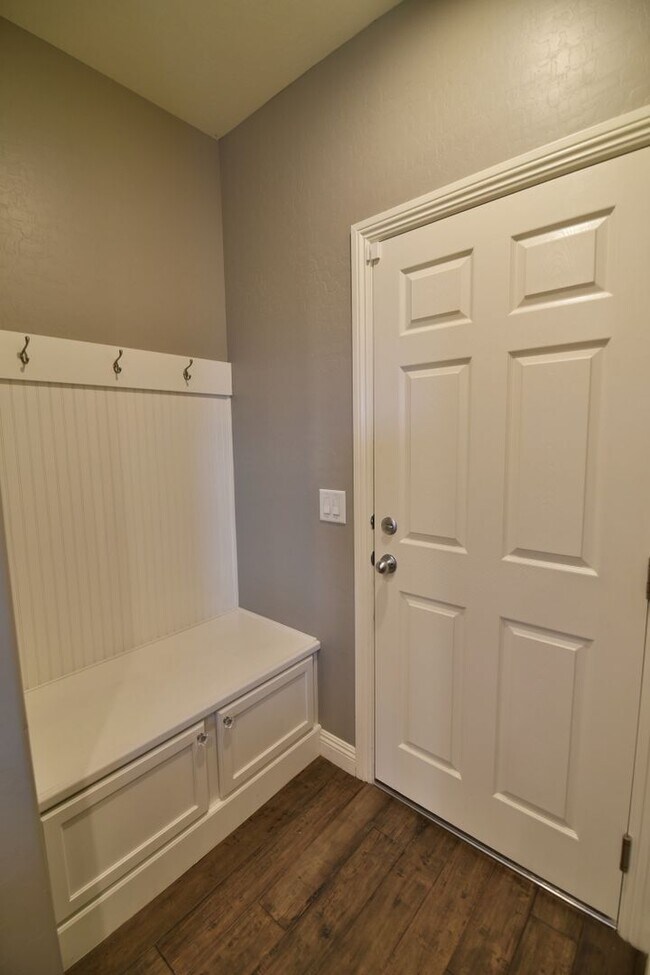 Building Photo - Gorgeous 3bed / 2.5bath home located in Tuscany!