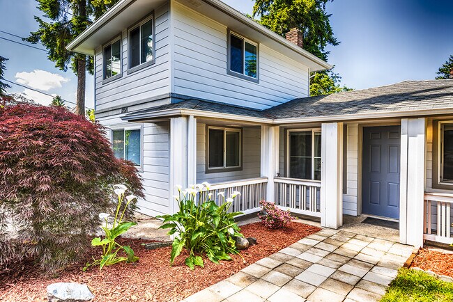 Building Photo - 4 Bedroom Home Lakewood